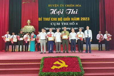 Đồng chí Sơn nhận giải ba Hội thi bí thư Chi bộ giỏi năm 2023