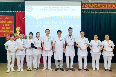 BS.CKII. Hà Văn Linh - GĐ TTYT huyện Chiêm Hoá trao giải cho các cá nhân đạt nhất, nhì, ba
