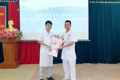 BS.CKII. Hà Văn Linh - GĐ TTYT huyện Chiêm Hoá trao giải nhất tập thể cho khoa Ngoại tổng hợp