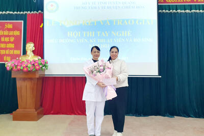 BS Hà Thị Ái - PGĐ TTYT trao giải nhì tập thể cho khoa YCDT-PHCN