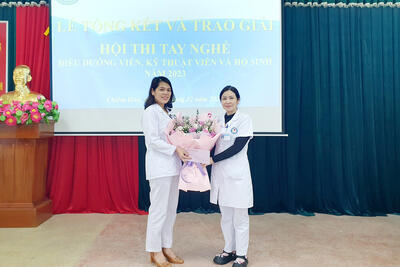 BS Trương Thị Việt Hằng - Trưởng phòng TCKH trao giải ba tập thể cho Phòng tổ chức - Điều dưỡng - KSNK