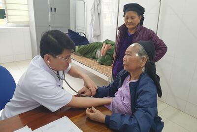 BSCKII. Hà Văn Linh - Bí thư Đảng uỷ, Giám đốc TTYT huyện Chiêm Hoá đang khám bệnh cho người dân